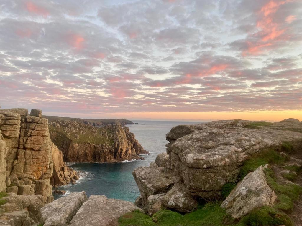 2 Bedroom Cottage Sleeps 4 With Hot-Tub, & Shared Pool Use Sennen Eksteriør bilde