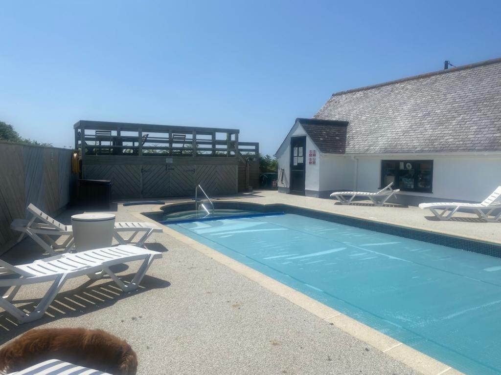 2 Bedroom Cottage Sleeps 4 With Hot-Tub, & Shared Pool Use Sennen Eksteriør bilde